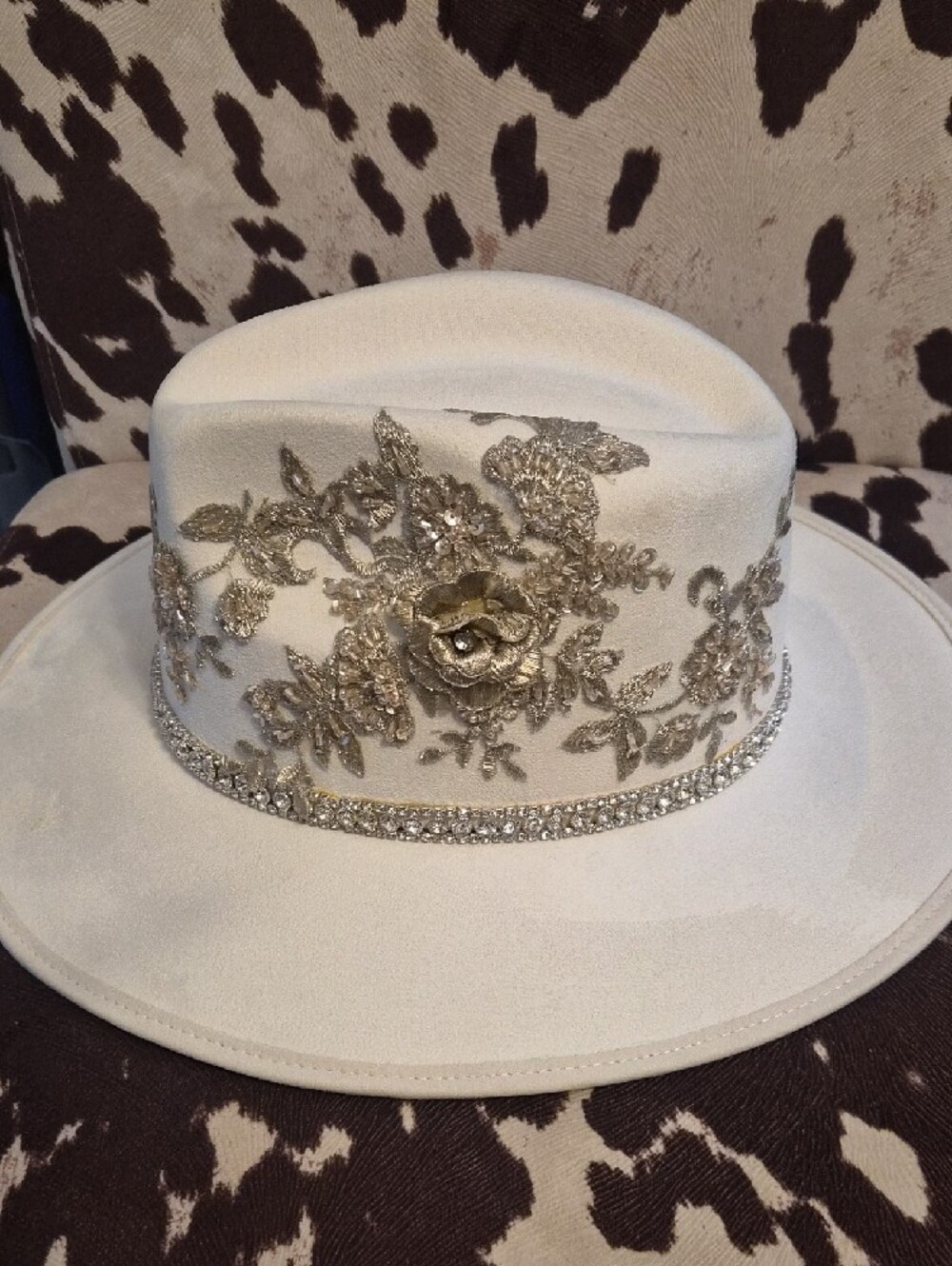 🩶Upscale Cream Hat with Metallic Floral Trim And Rhinestone Band🩶 - Picture 3 of 11